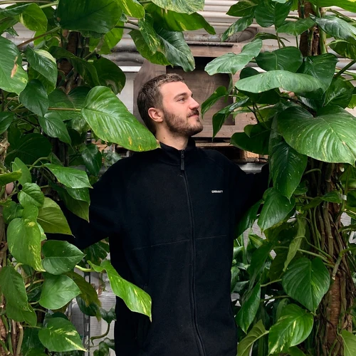 Liam zwischen Pflanzen